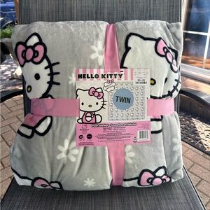SOLD Hello Kitty Full/ Queen Grey Daisy Throw 🩶🌸